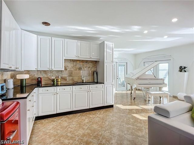 10242 Vanderbilt DR, Naples, FL 34108