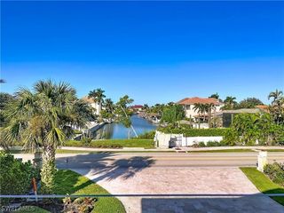 10242 Vanderbilt DR, Naples, FL 34108
