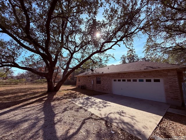 250 Palomino, Natalia, TX 78059