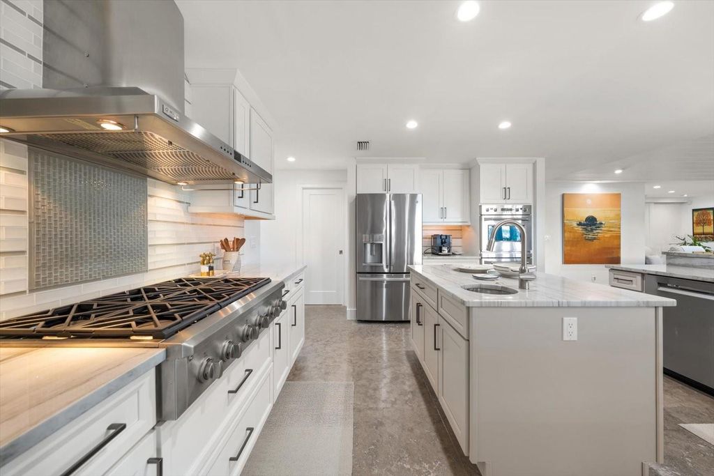 Image 13 of property listing at 109 DRIFTWOOD LANE, Largo, FL 33770