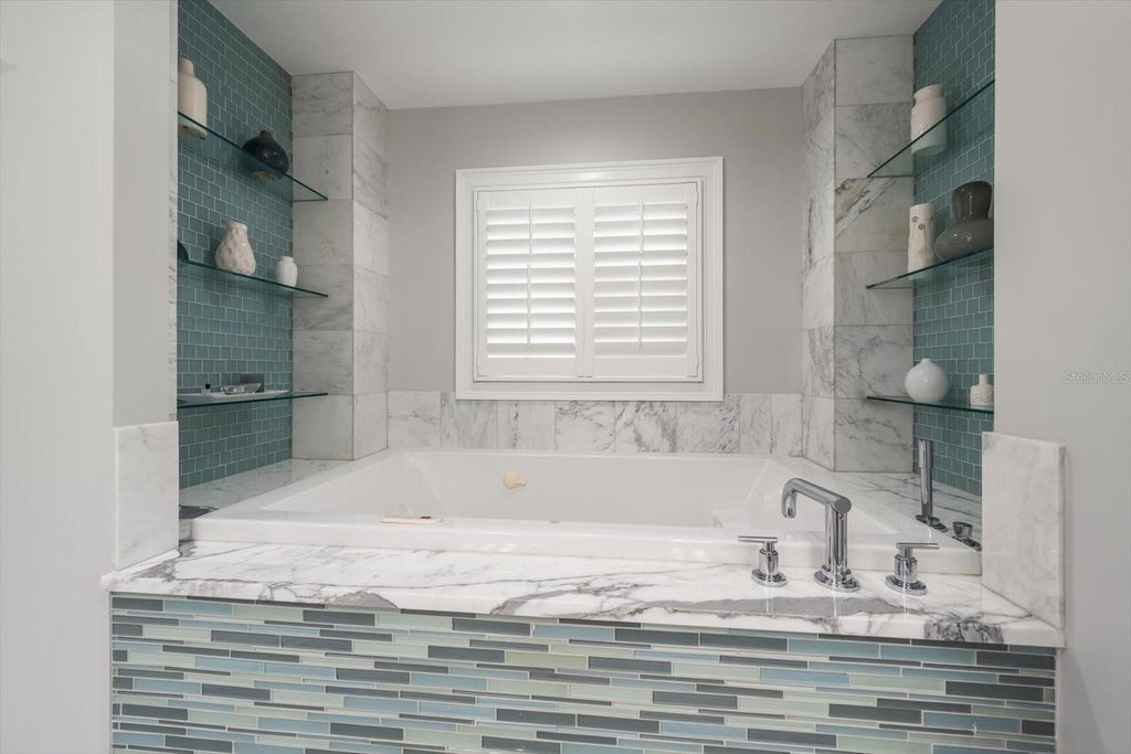 Image 37 of property listing at 109 DRIFTWOOD LANE, Largo, FL 33770