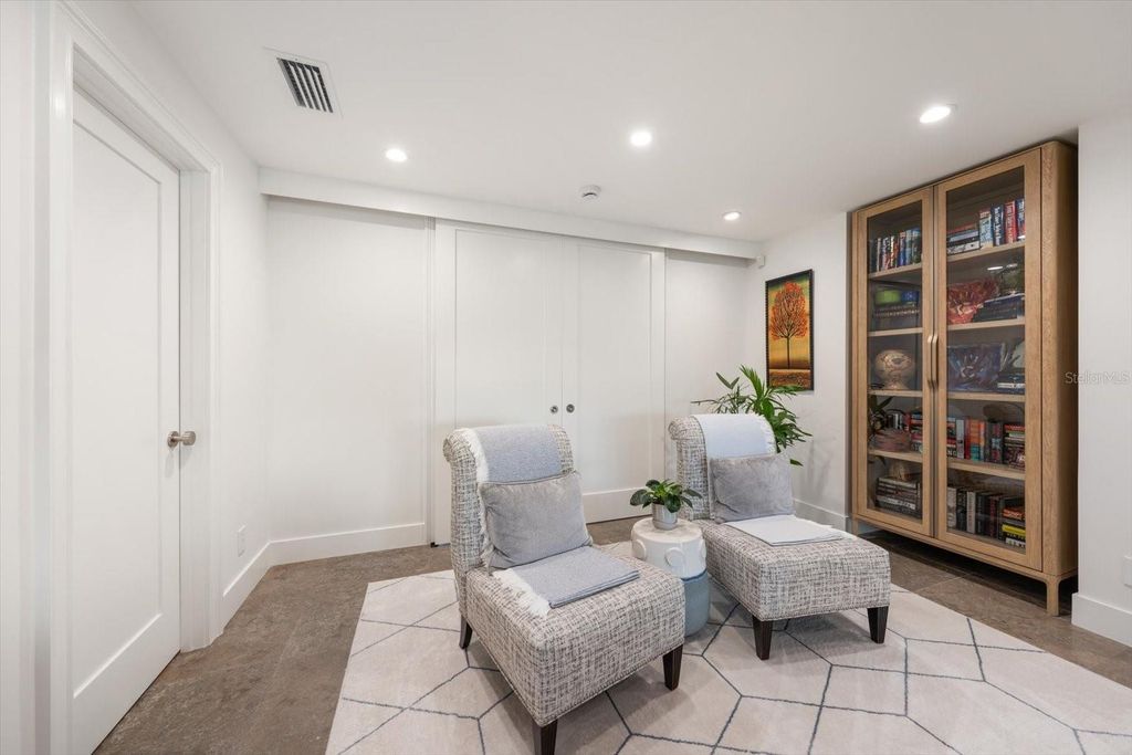 Image 42 of property listing at 109 DRIFTWOOD LANE, Largo, FL 33770