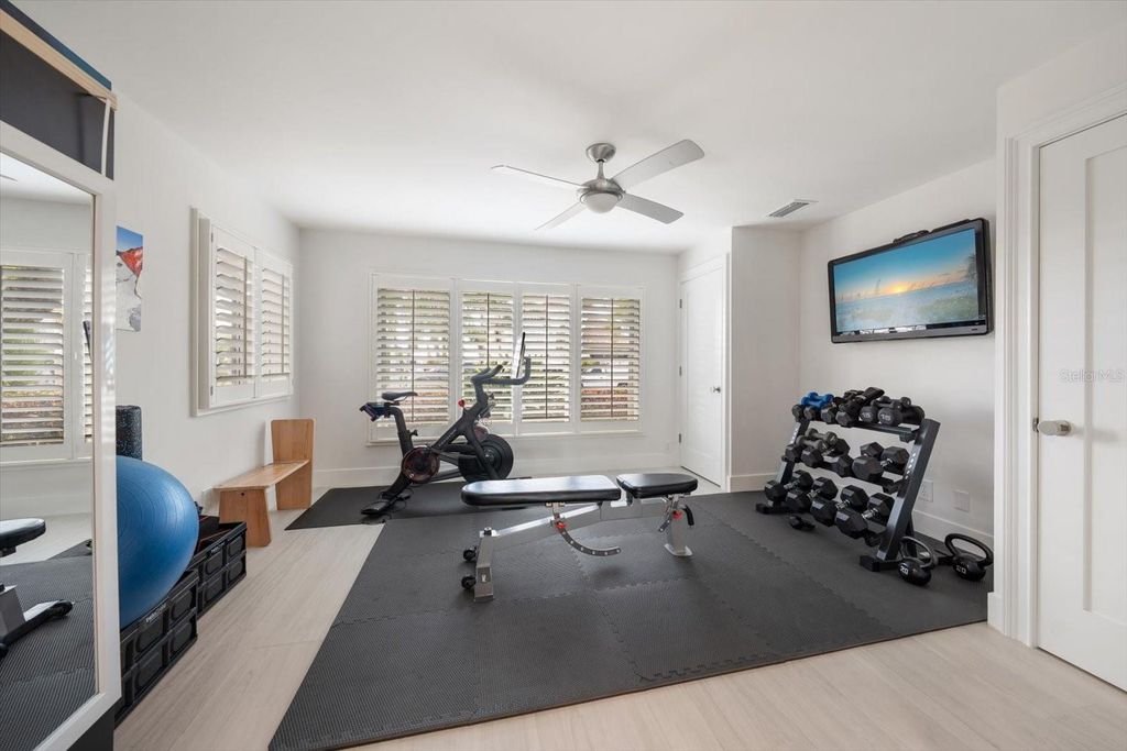 Image 44 of property listing at 109 DRIFTWOOD LANE, Largo, FL 33770