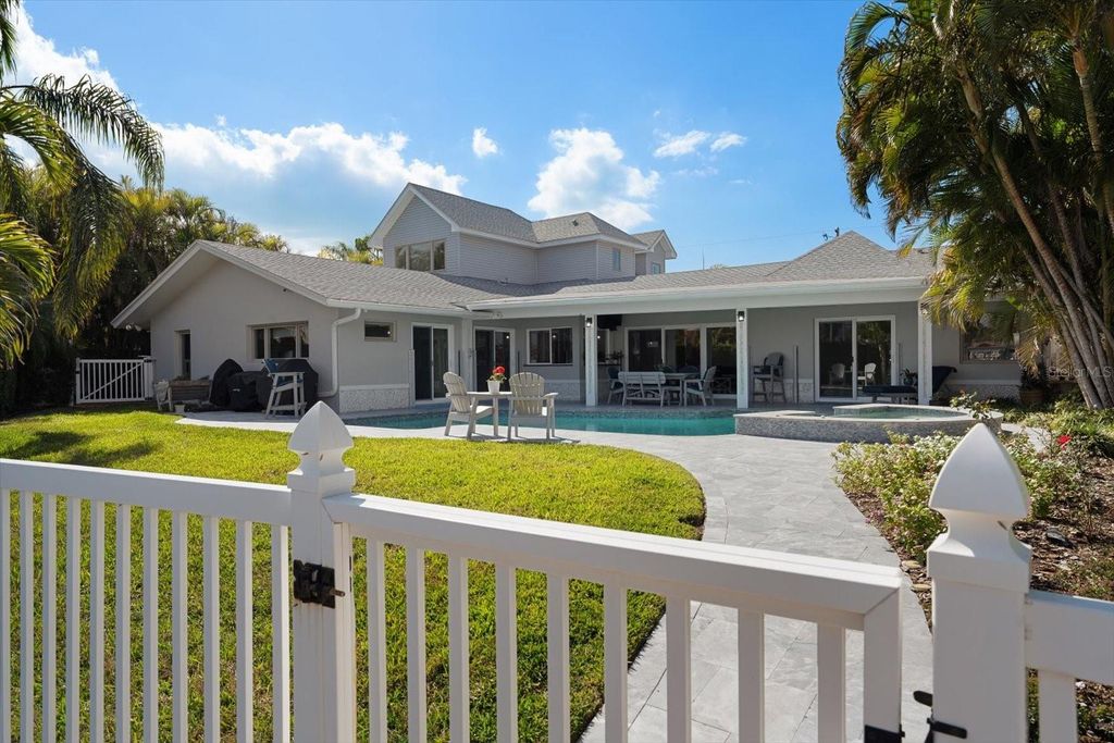 Image 73 of property listing at 109 DRIFTWOOD LANE, Largo, FL 33770