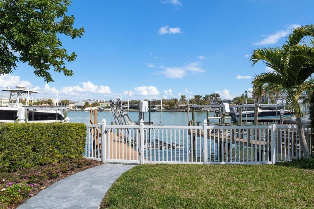 Image 74 of property listing at 109 DRIFTWOOD LANE, Largo, FL 33770