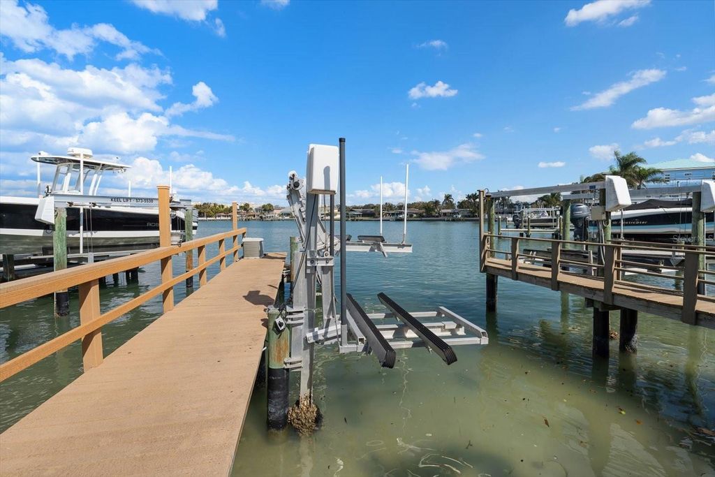 Image 75 of property listing at 109 DRIFTWOOD LANE, Largo, FL 33770