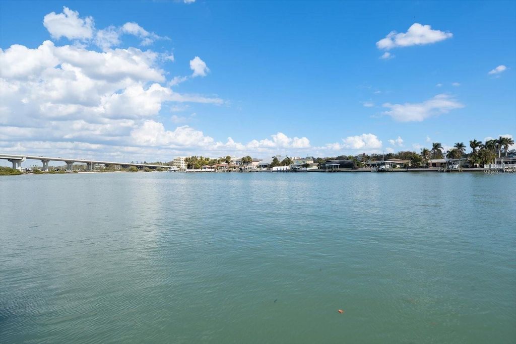 Image 77 of property listing at 109 DRIFTWOOD LANE, Largo, FL 33770