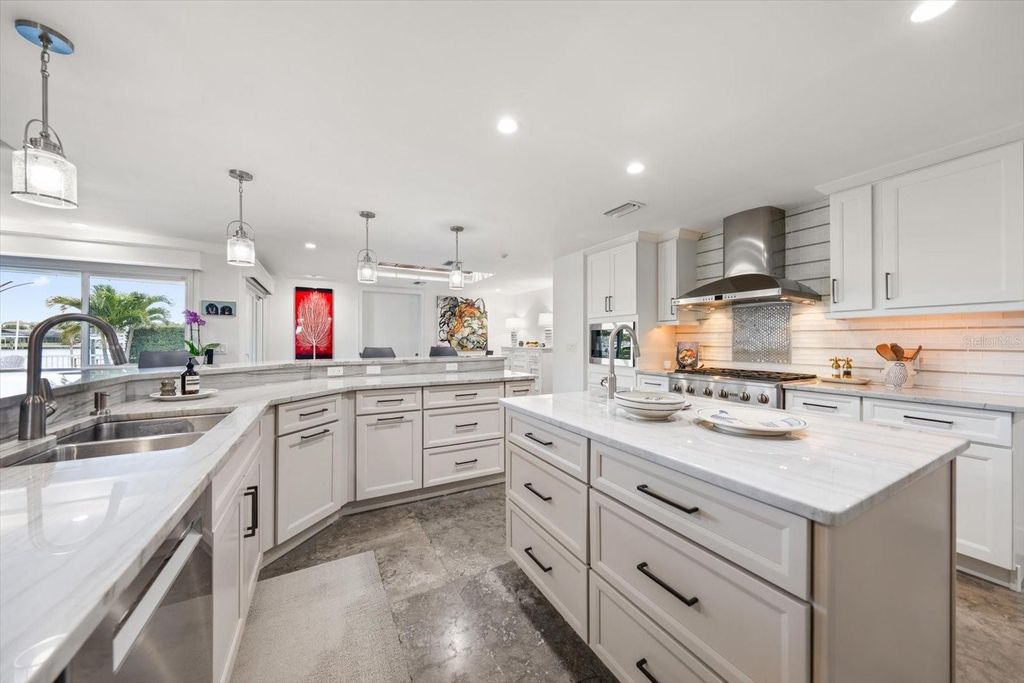 Image 9 of property listing at 109 DRIFTWOOD LANE, Largo, FL 33770