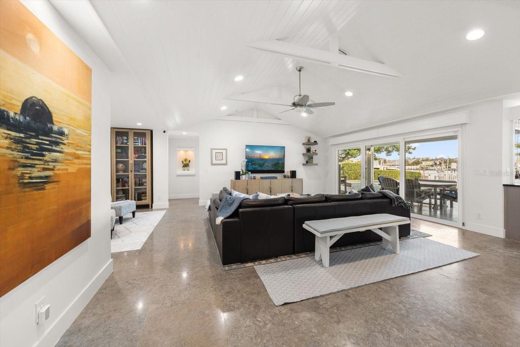 Image 10 of property listing at 109 DRIFTWOOD LANE, Largo, FL 33770