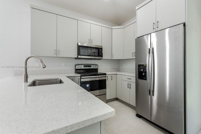 513 6th Avenue S, Lake Worth Beach, FL 33460