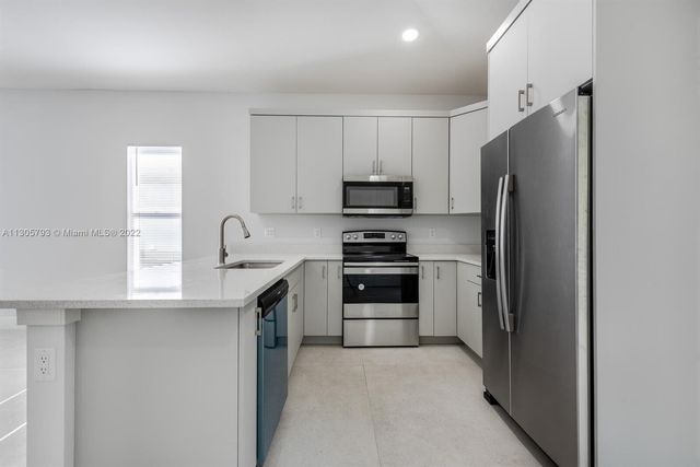 513 6th Avenue S, Lake Worth Beach, FL 33460