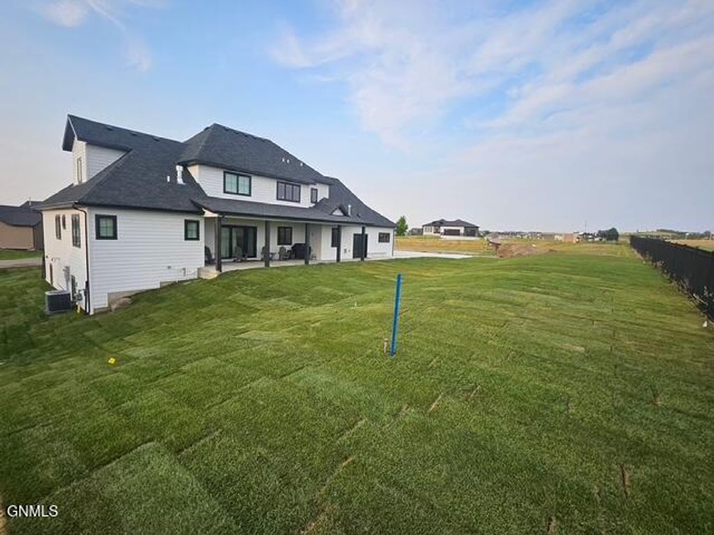 3321 Palmer Place, Bismarck, ND 58503 photo 2