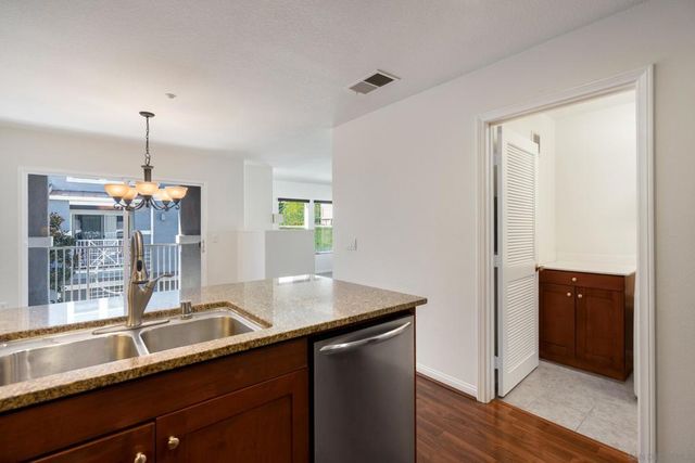 3548 Shoreline Bluff Lane, San Diego, CA 92110