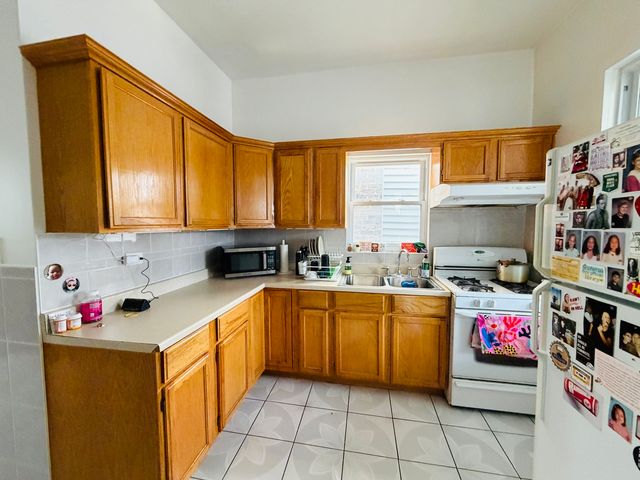 939 W 32nd Street, Chicago, IL 60608