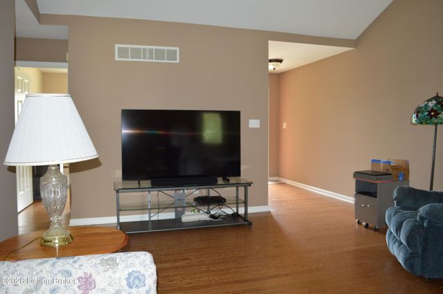 4725 Wooded Oak Cir, Louisville, KY 40245