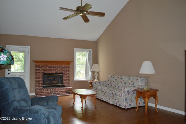 4725 Wooded Oak Cir, Louisville, KY 40245