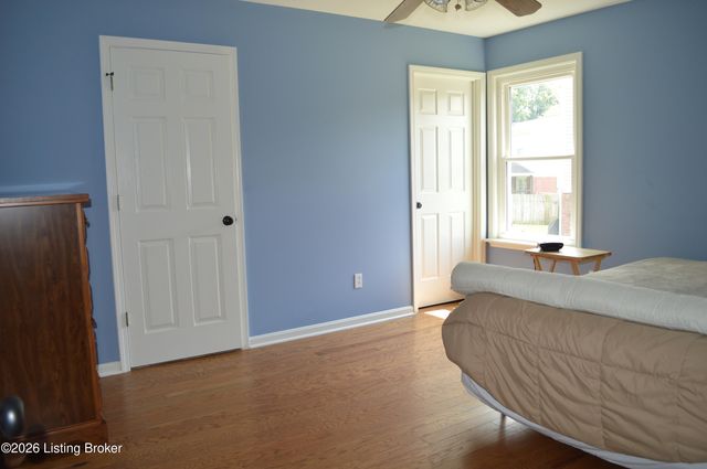 4725 Wooded Oak Cir, Louisville, KY 40245