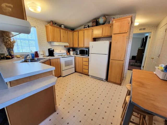 40838 N Porcupine Bay Rd, Davenport, WA 99122