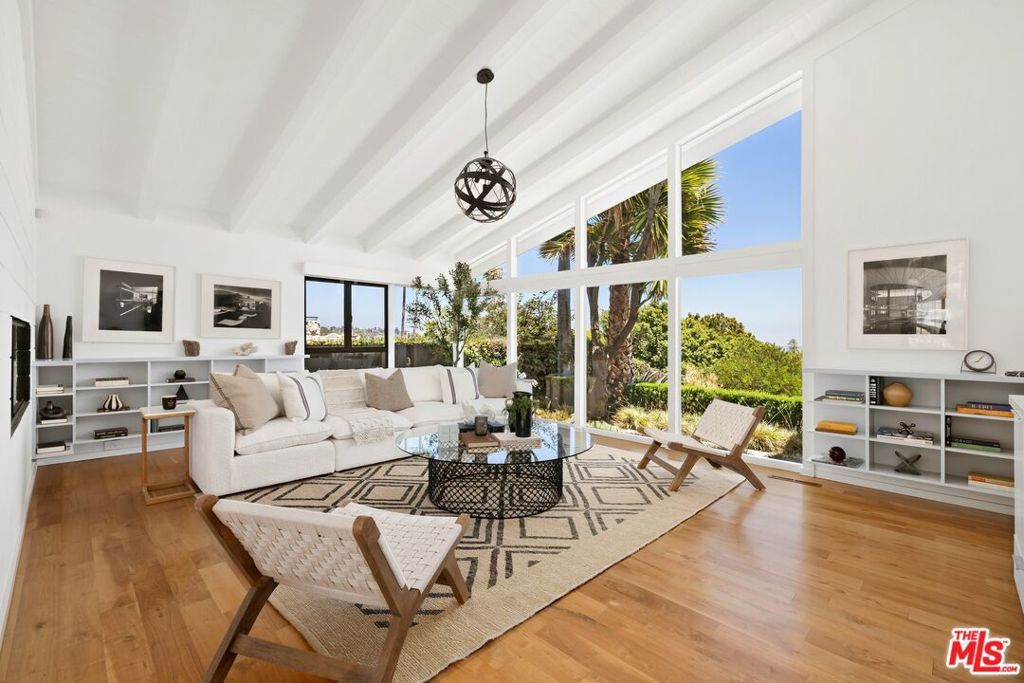 Image 10 of property listing at 2110 Westridge Road, Los Angeles, CA 90049