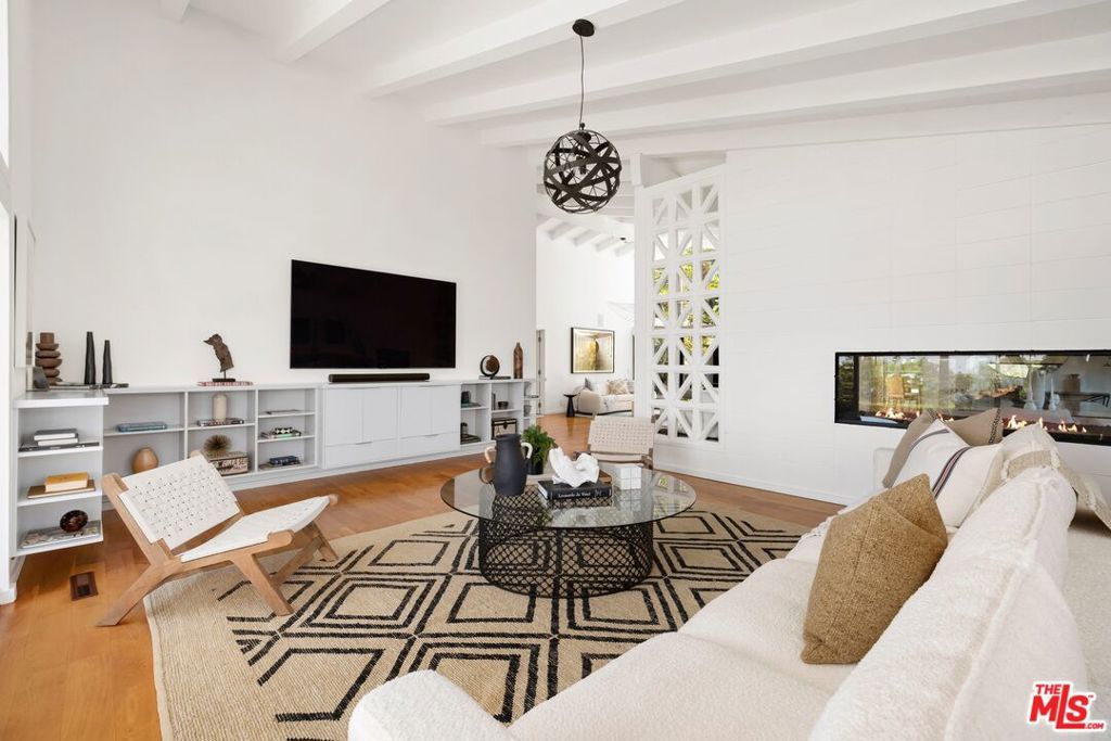 Image 11 of property listing at 2110 Westridge Road, Los Angeles, CA 90049
