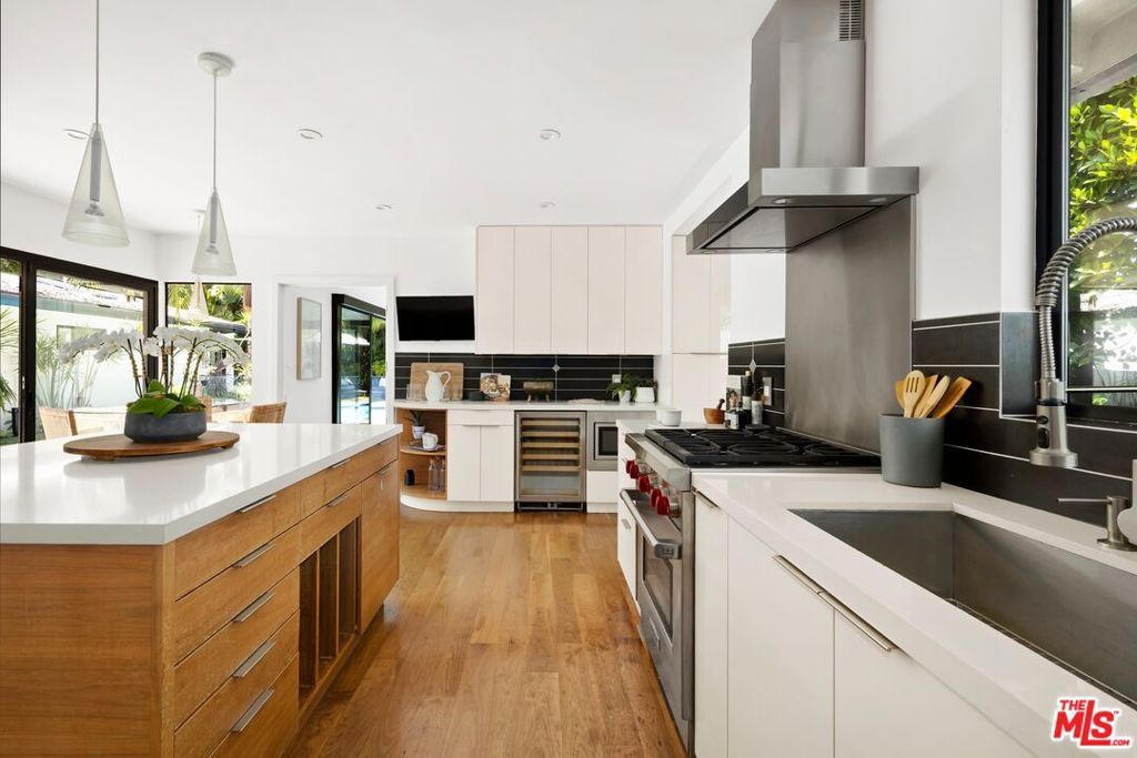Image 13 of property listing at 2110 Westridge Road, Los Angeles, CA 90049