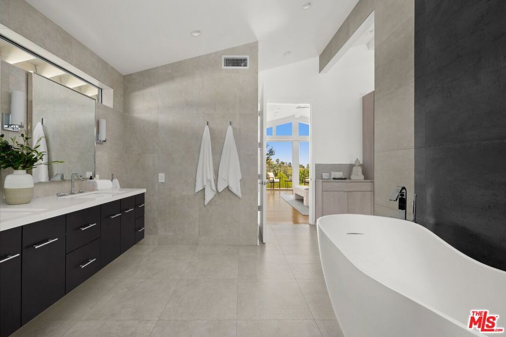 Image 20 of property listing at 2110 Westridge Road, Los Angeles, CA 90049