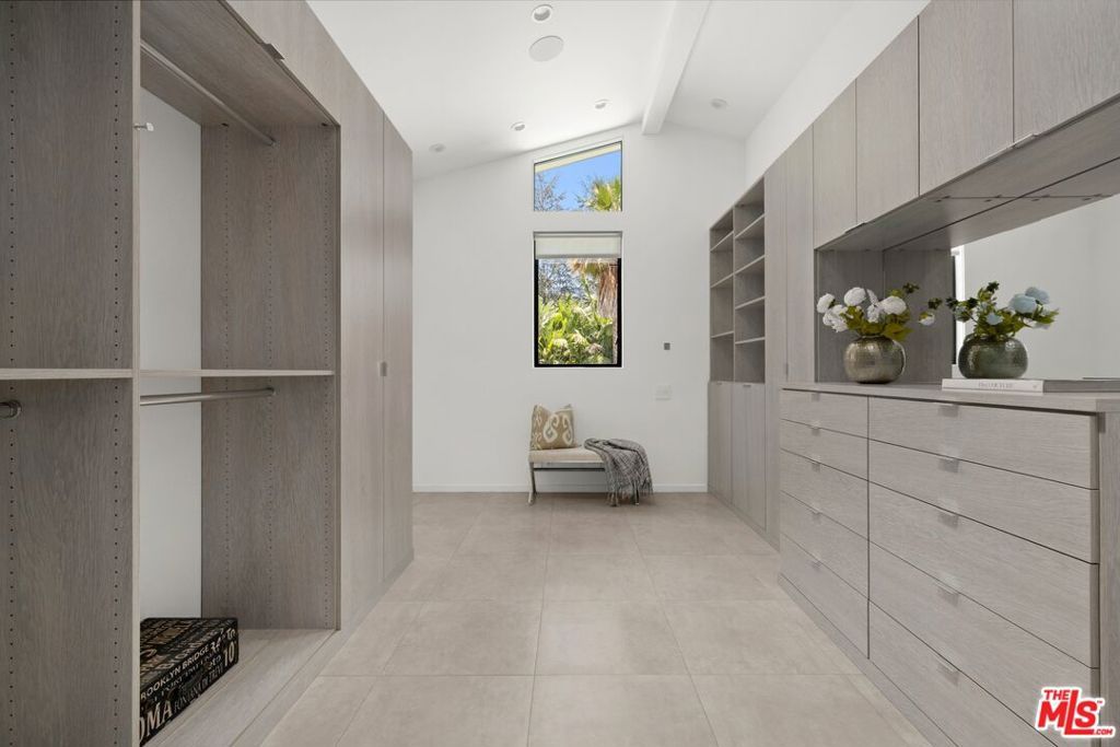 Image 21 of property listing at 2110 Westridge Road, Los Angeles, CA 90049