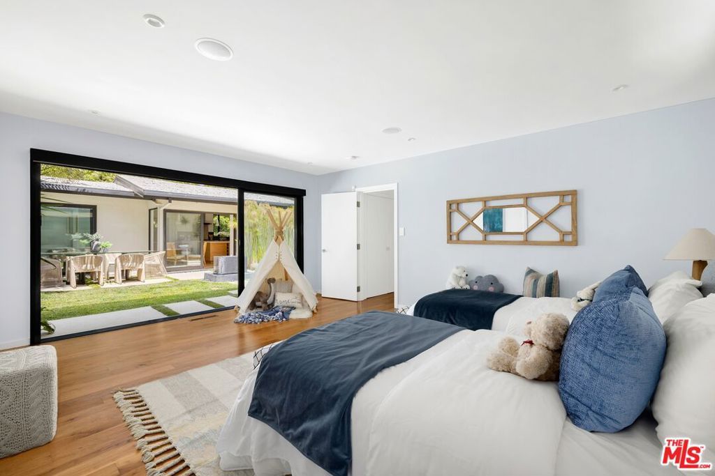 Image 25 of property listing at 2110 Westridge Road, Los Angeles, CA 90049