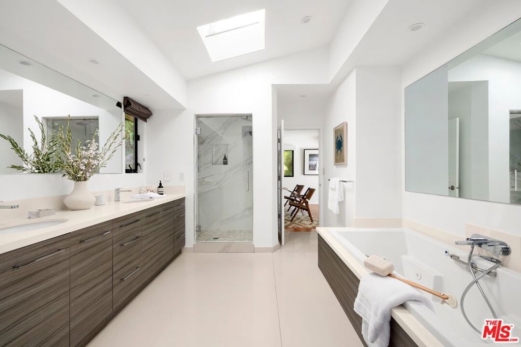Image 26 of property listing at 2110 Westridge Road, Los Angeles, CA 90049