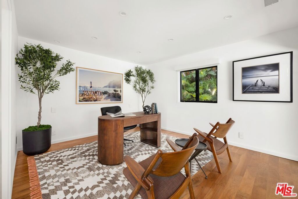 Image 28 of property listing at 2110 Westridge Road, Los Angeles, CA 90049