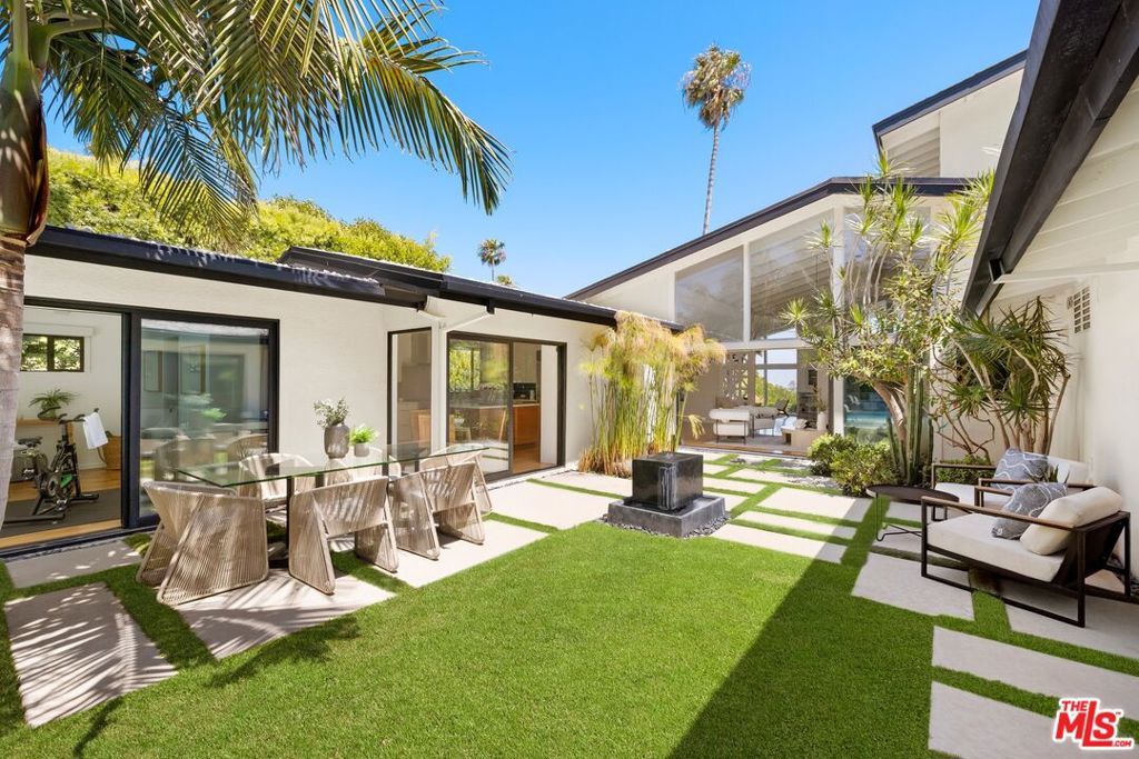 Image 37 of property listing at 2110 Westridge Road, Los Angeles, CA 90049