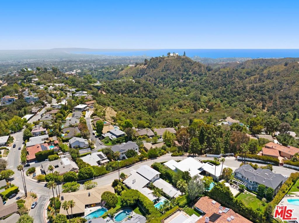 Image 39 of property listing at 2110 Westridge Road, Los Angeles, CA 90049