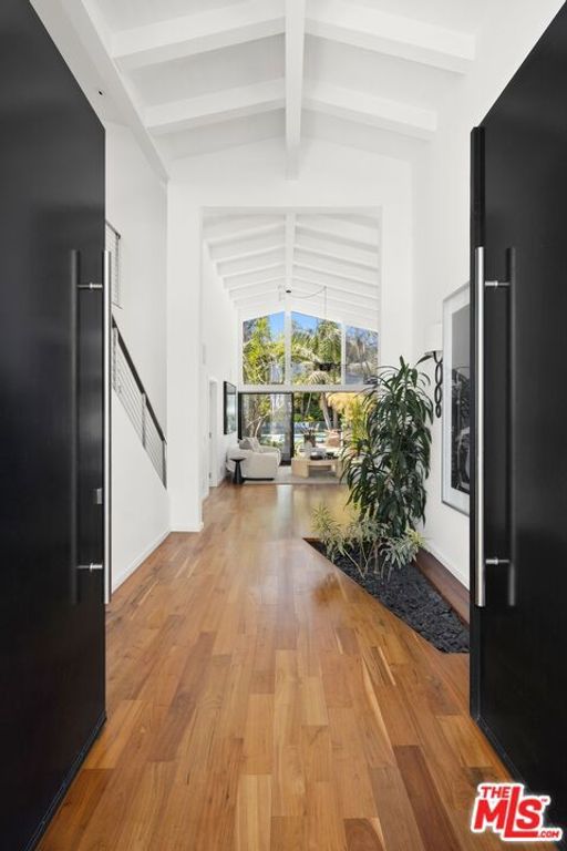 Image 4 of property listing at 2110 Westridge Road, Los Angeles, CA 90049