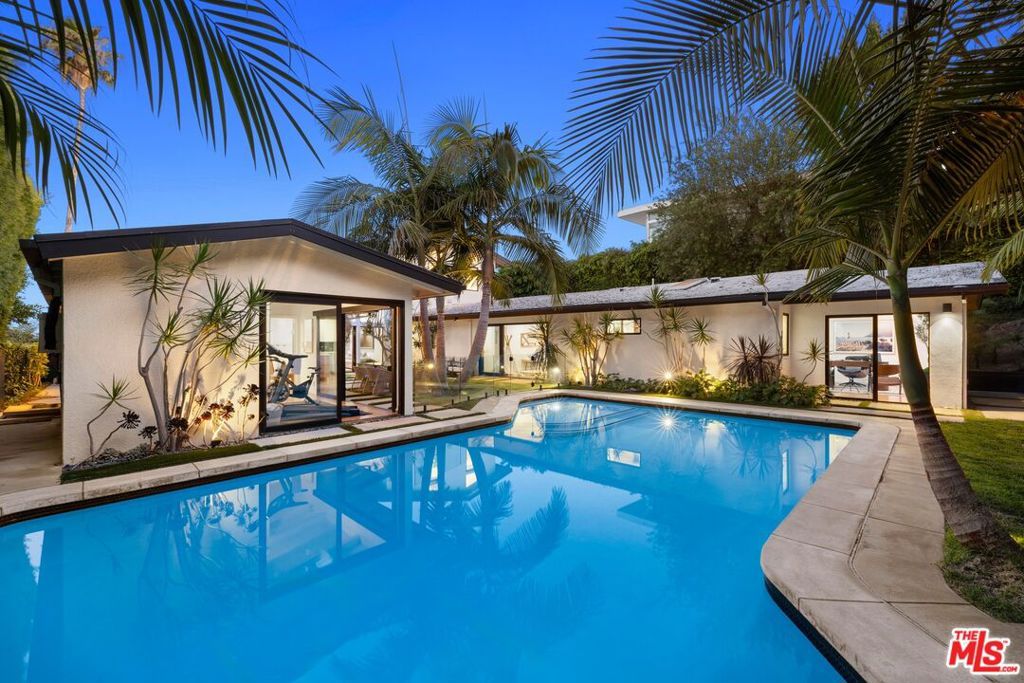Image 46 of property listing at 2110 Westridge Road, Los Angeles, CA 90049