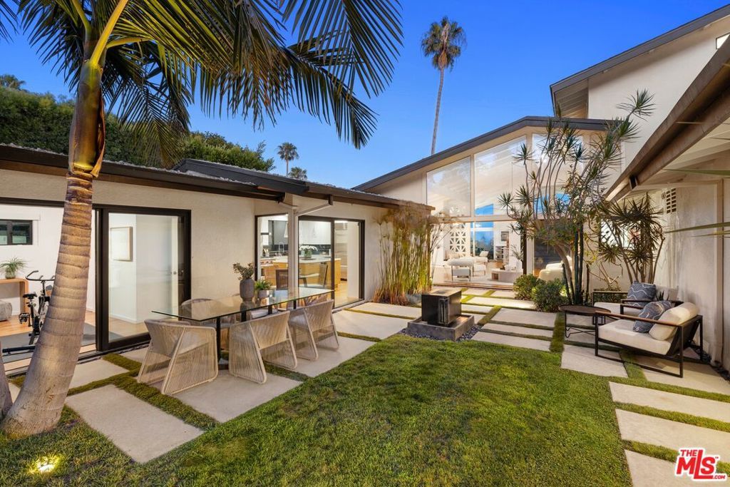 Image 48 of property listing at 2110 Westridge Road, Los Angeles, CA 90049
