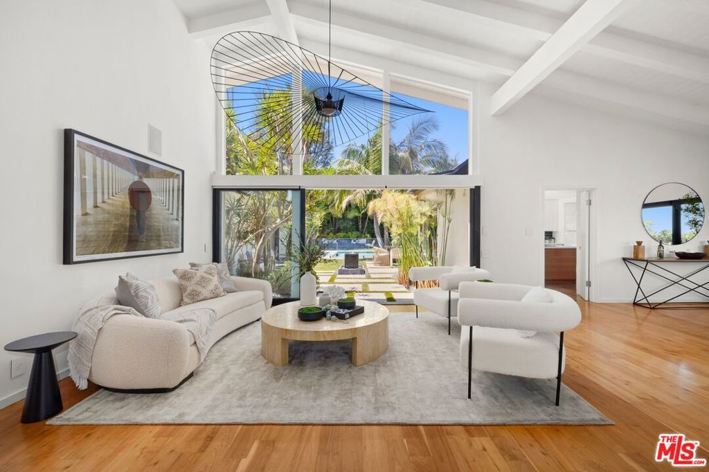 Image 5 of property listing at 2110 Westridge Road, Los Angeles, CA 90049