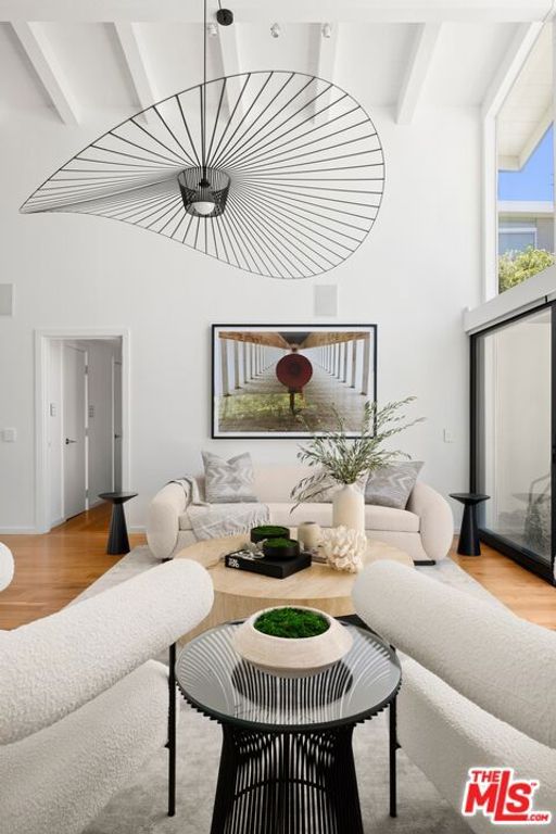 Image 7 of property listing at 2110 Westridge Road, Los Angeles, CA 90049