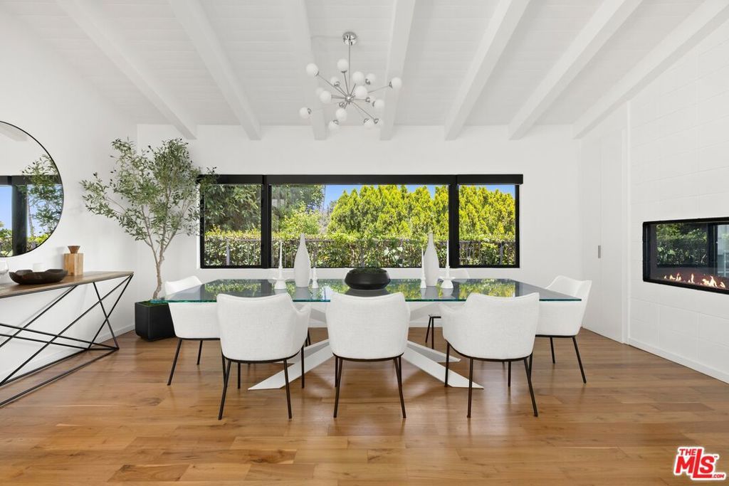 Image 8 of property listing at 2110 Westridge Road, Los Angeles, CA 90049