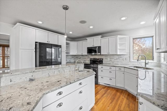 6913 Lewis Carroll Court, Johnston, IA 50131