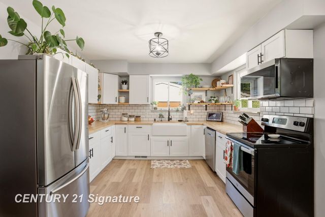 2101 N Brentwood Place, Essexville, MI 48732