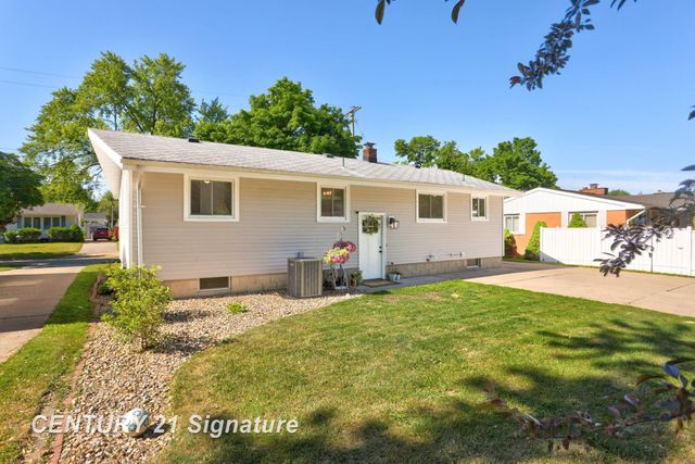 2101 N Brentwood Place, Essexville, MI 48732