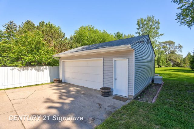 2101 N Brentwood Place, Essexville, MI 48732