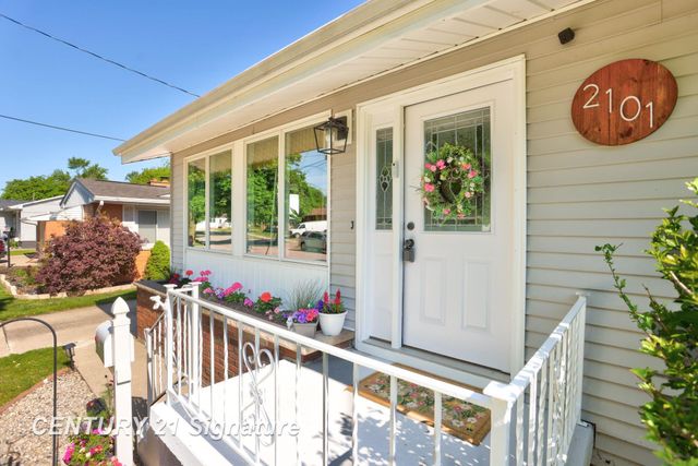 2101 N Brentwood Place, Essexville, MI 48732