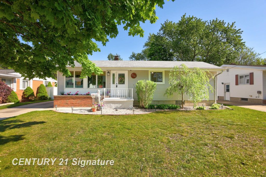 2101 N Brentwood Place, Essexville, MI 48732