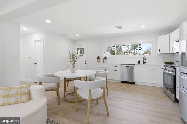 110 DEEP DALE DR E, Levittown, PA 19056