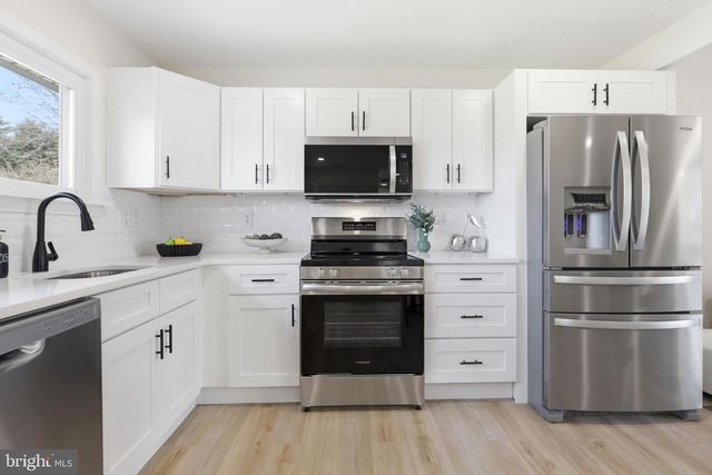 110 DEEP DALE DR E, Levittown, PA 19056