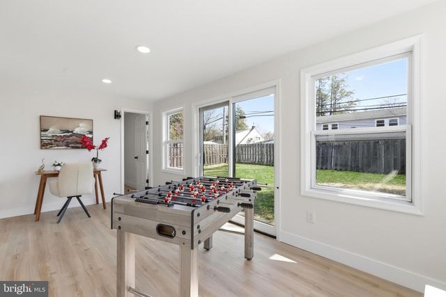 110 DEEP DALE DR E, Levittown, PA 19056