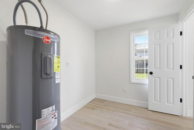 110 DEEP DALE DR E, Levittown, PA 19056