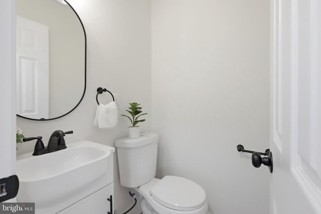 110 DEEP DALE DR E, Levittown, PA 19056