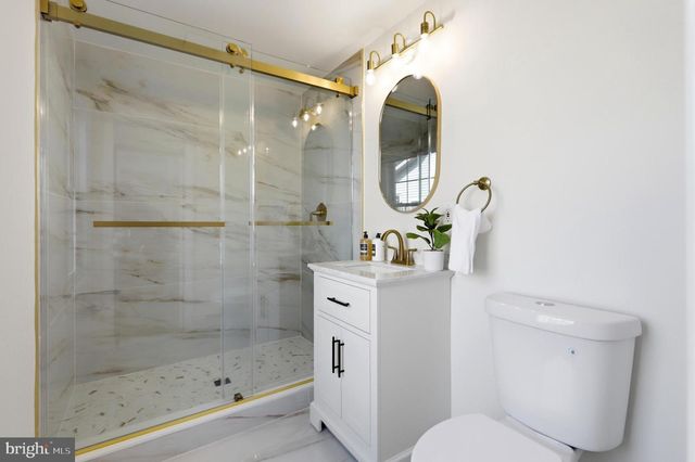 110 DEEP DALE DR E, Levittown, PA 19056